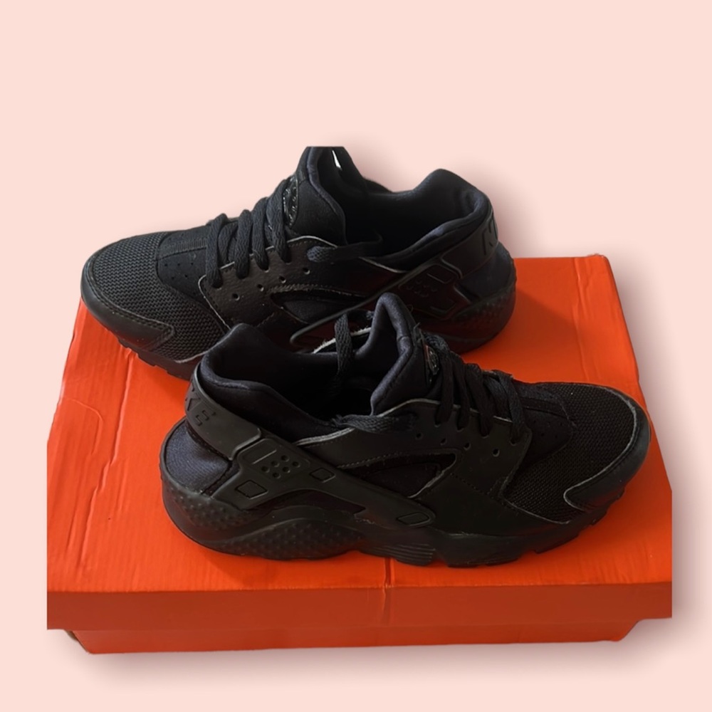 Brand New! Nike Air Huarache Unisex running shoe for all levels. Save Big Time!!
